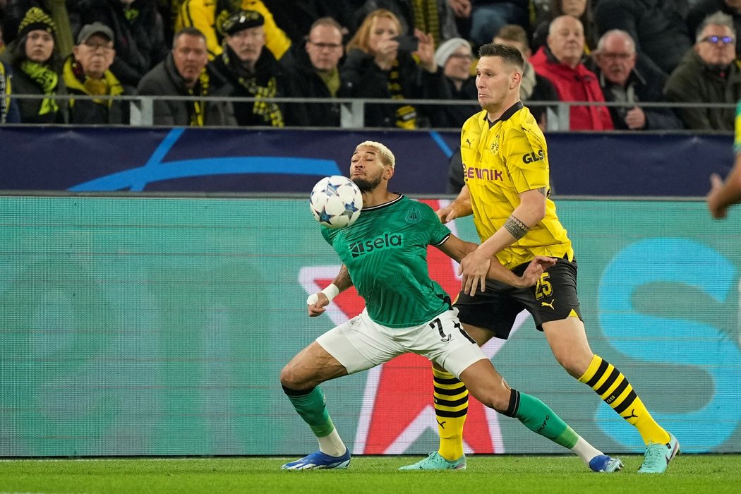 Joelinton v souboji s obráncem Dortmundu Niklasem Sülem