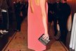 Modelka Nikol Moravcová se oblékla do šatů od Balenciaga za 21 000 Kč, bot Burberry za 15 000 Kč a vzala si psaníčko od Zary za 1000 Kč