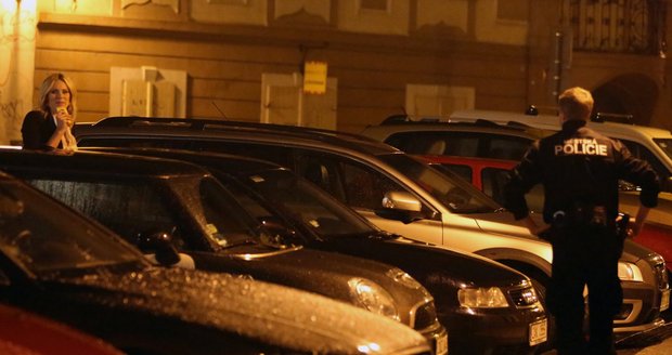 Musím rychle něco vymyslet, říkala si asi Nikol, když viděla přicházejícího policajta