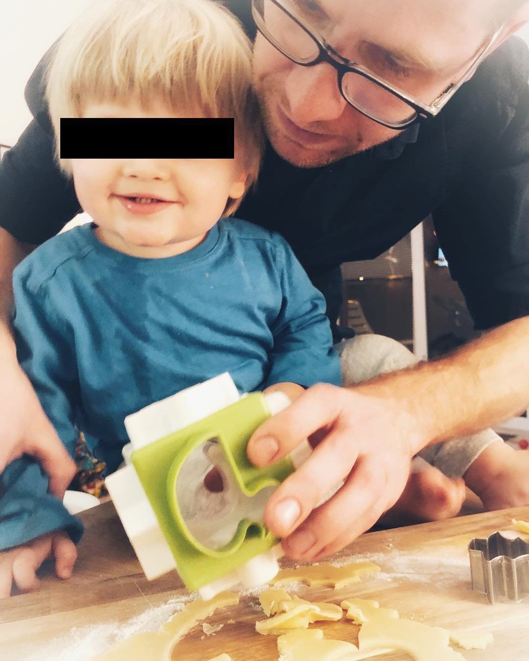 Malý Mathias peče cukroví s pomocí tatínka Martina