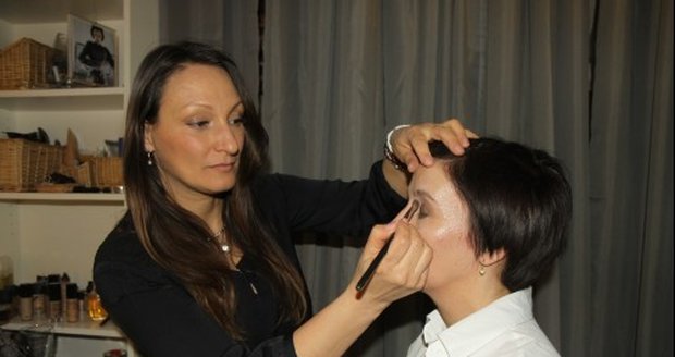 Make up artist Claudie Marčeková líčí paní Zdenku