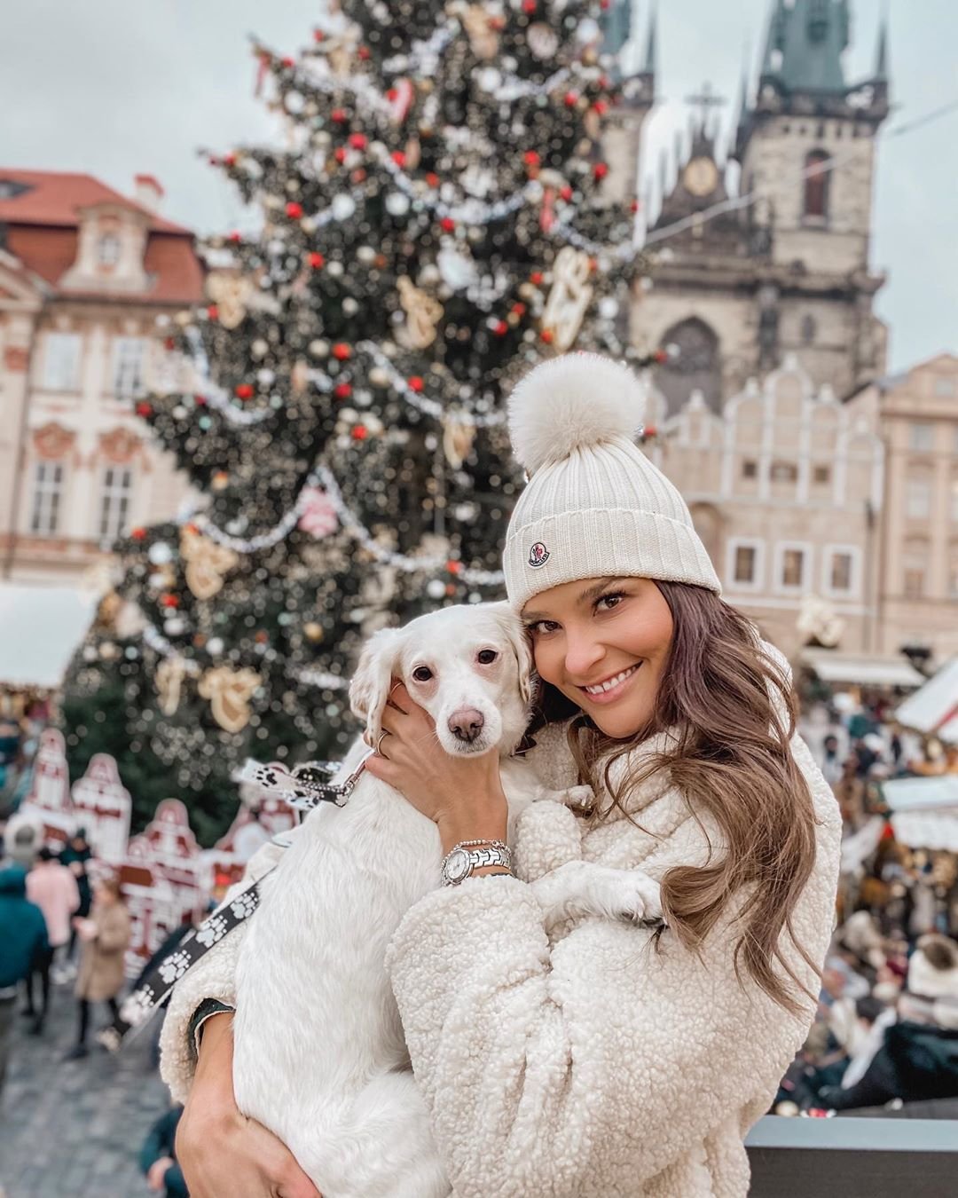 Nikol Švantnerová s Lilly na Staroměstském náměstí