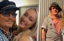 Johhny Depp se v Praze obklopil blondýnami: A vyprodal koncertní halu