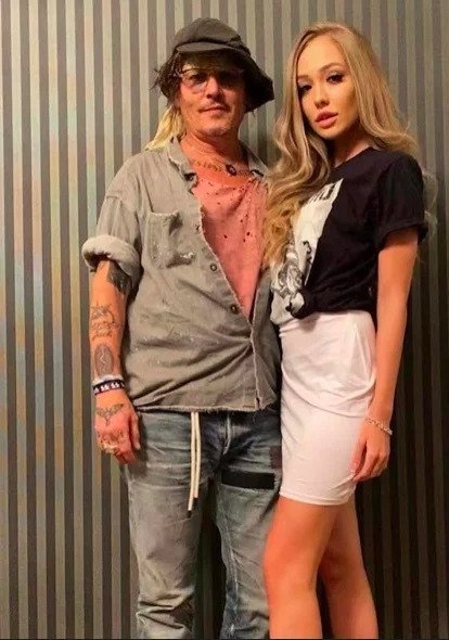 Nikol Treterová a Johnny Depp v Karlových Varech.