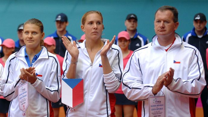 Vaidišová (uprostčed) na srazu reprezentace s Lucií Šafářovou a nevlastním otcem Alešem Kodatem.