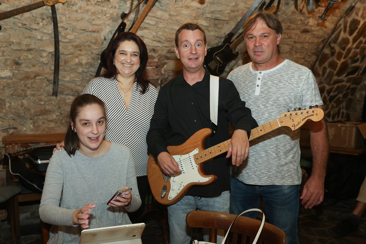 Sára s rodiči a Petrem Jablonským v klubu, kde se natáčel klip.