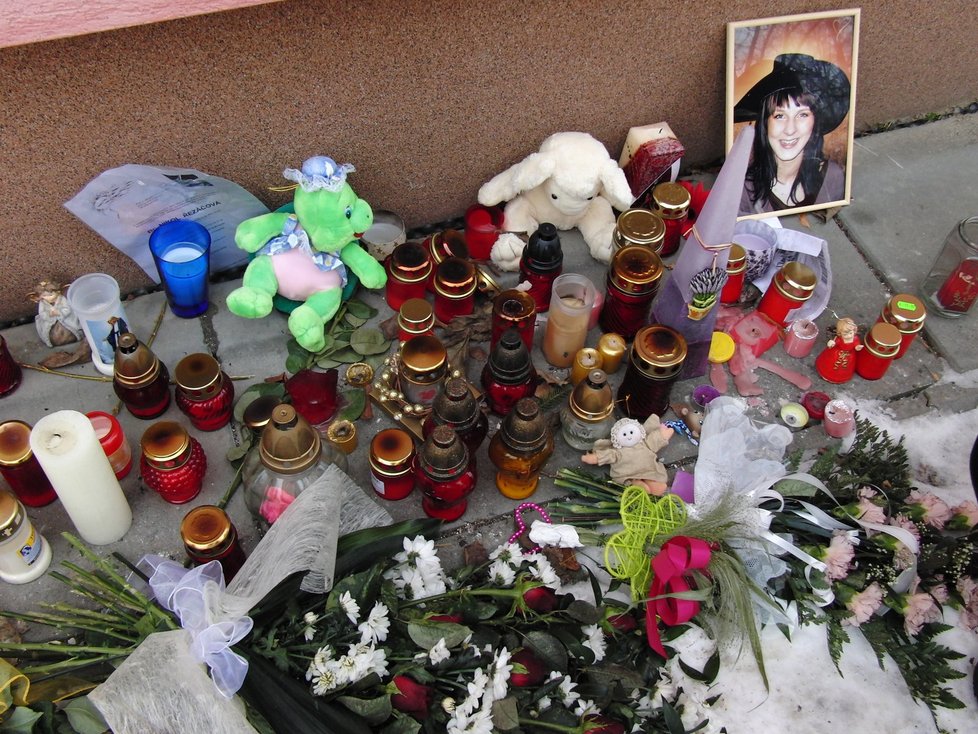 Před domem, kde došlo k vraždě se hromadí svíčky na památku zesnulé Nikoly.
