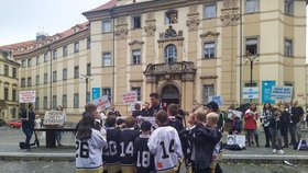 Malí hokejisté z Nikolajky demonstrovali před magistrátem. Nemají kde sportovat.