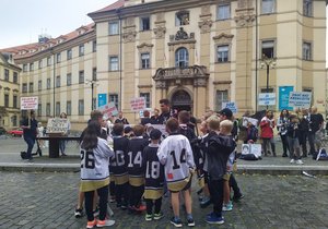 Malí hokejisté z Nikolajky demonstrovali před magistrátem. Nemají kde sportovat.
