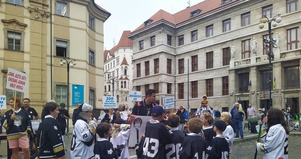 Malí hokejisté z Nikolajky demonstrovali před magistrátem. Nemají kde sportovat.