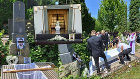 Se zavražděným Nicolasem (†23) se přišly na Ústřední hřbitov v Brně rozloučit desítky lidí. Ostatky mladíka byly po obřadě uloženy do rodinného hrobu.