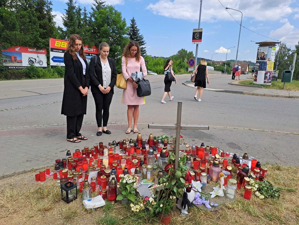 K místu tragédie přišla ve čtvrte odpoledne zástupkyně ukrajinské menšiny Ilnara Dudashová.