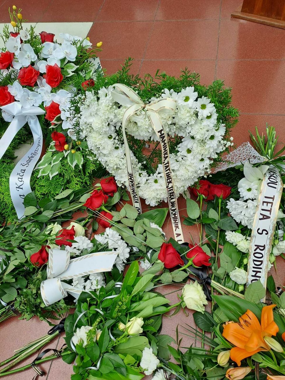Se zavražděným Nicolasem (†23) se přišly na Ústřední hřbitov v Brně rozloučit desítky lidí. Ostatky mladíka byly po obřadě uloženy do rodinného hrobu.