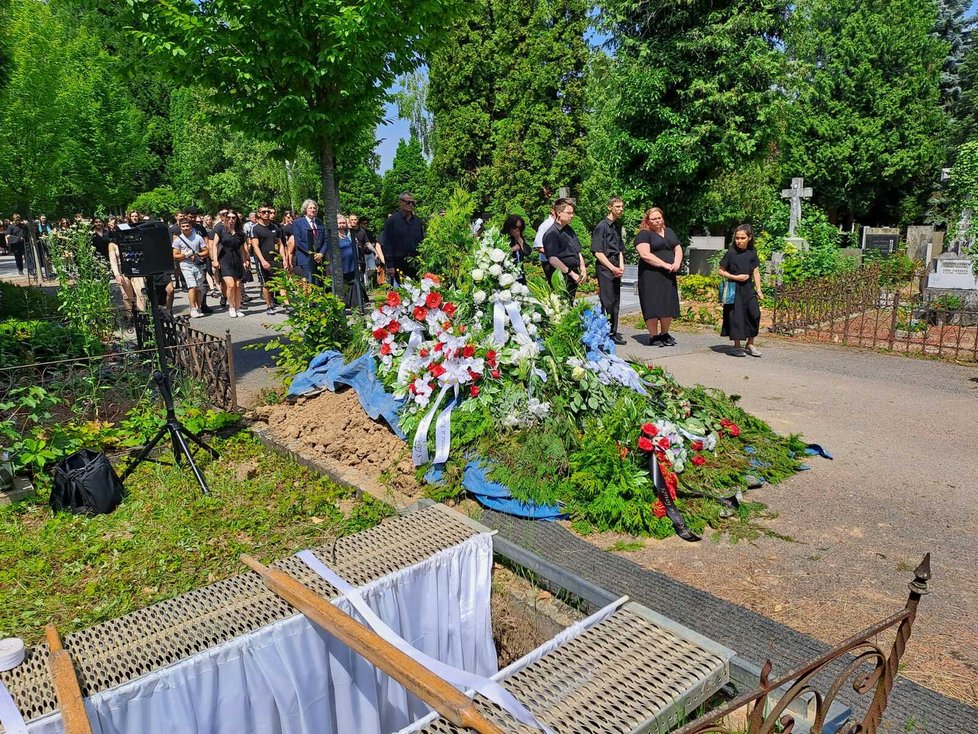 Rakev s ostatky zavražděného Nicolase (23) byla spuštěna do země za zpěvu Evy Špinarové a její písně Tenkrát na západě.