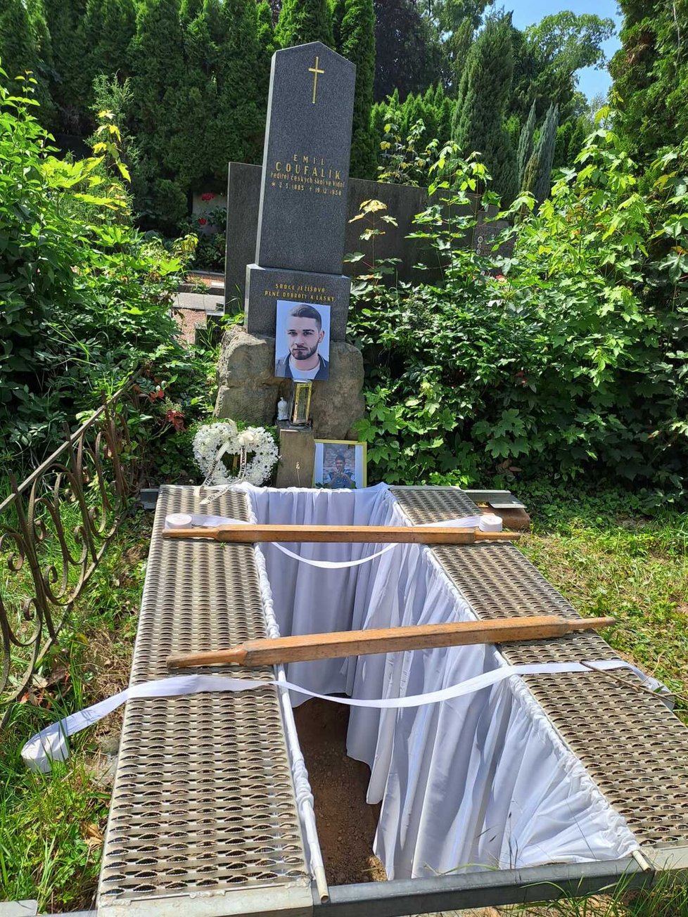 Rakev s ostatky zavražděného Nicolase (23) byla spuštěna do země za zpěvu Evy Špinarové a její písně Tenkrát na západě.