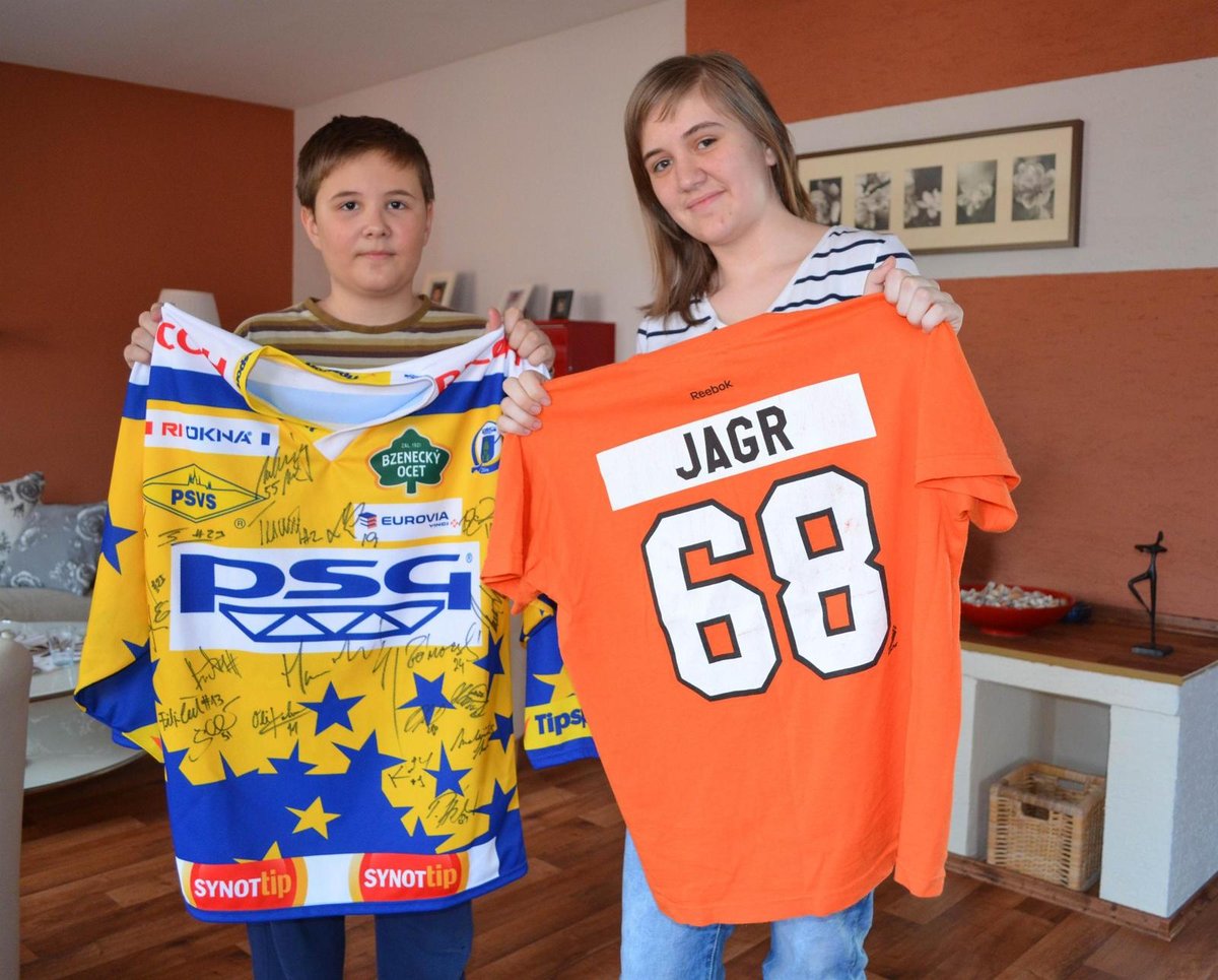 Bratr Oliver (10) i Nikola (15) jsou vášnivými hokejovými fanoušky. Slečna si objednala z USA Jágrovo tričko.