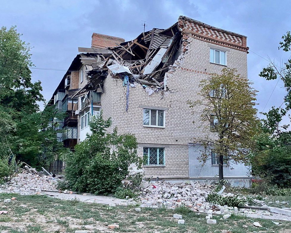 Poškozená obytná část v Nikopolu (11. 8. 2022)