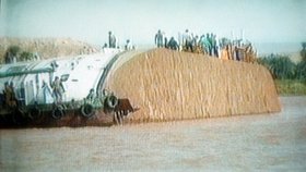 Na bok převrácená výletní loď Princezna Džihání, která havarovala na řece Nil během plavby z Asuánu do Luxoru.