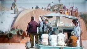 Na bok převrácená výletní loď Princezna Džihání, která havarovala na řece Nil během plavby z Asuánu do Luxoru.