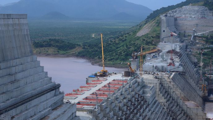 Vznikající Velká přehrada etiopského znovuzrození na Nilu.