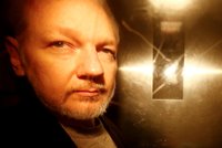 Assange zažil mučení, tvrdí expert. Zakladateli WikiLeaks hrozí přes 100 let vězení