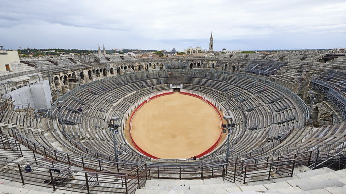 Do arény v Nîmes se dnes vejde přes šestnáct tisíc diváků