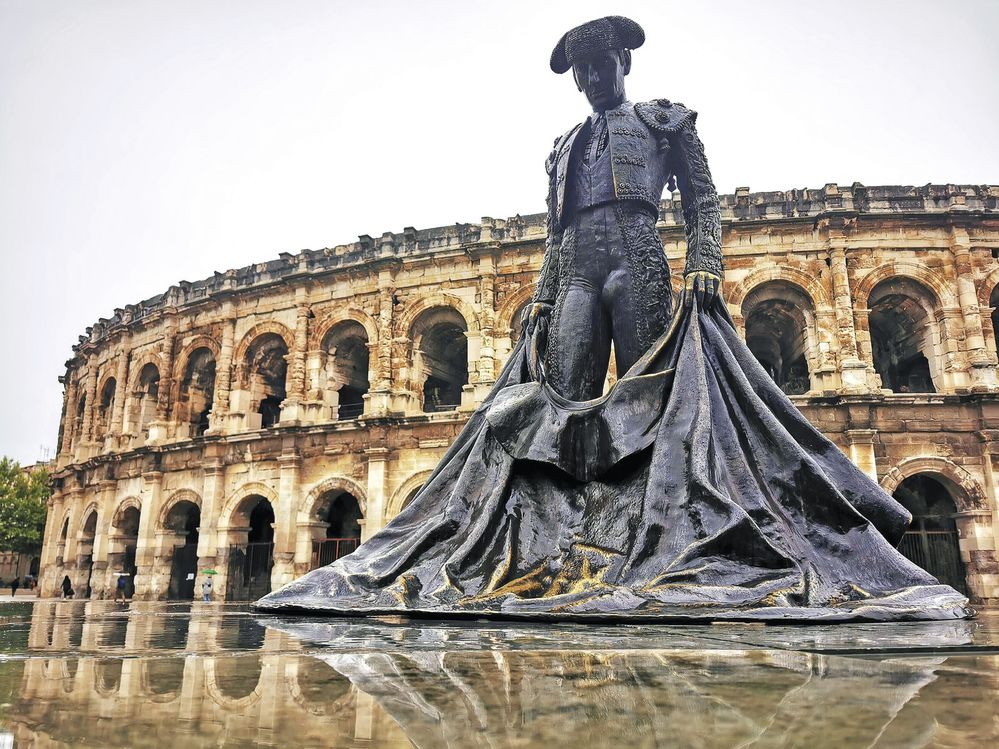 Před arénou v Nîmes stojí socha legendárního matadora jménem Nimeno II.