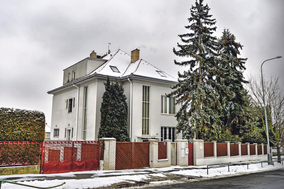 Dům v pražských Dejvicích, kde Nina bydlí s manželem a dvěma dcerami