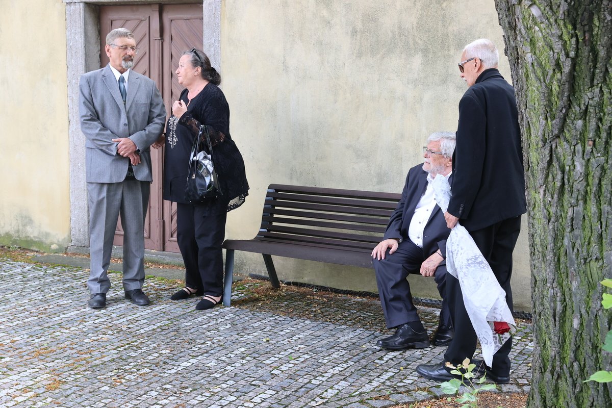 Jan Kačer si musel odpočinout na lavičce. Tyto dny jsou jeho nejtěžší v životě