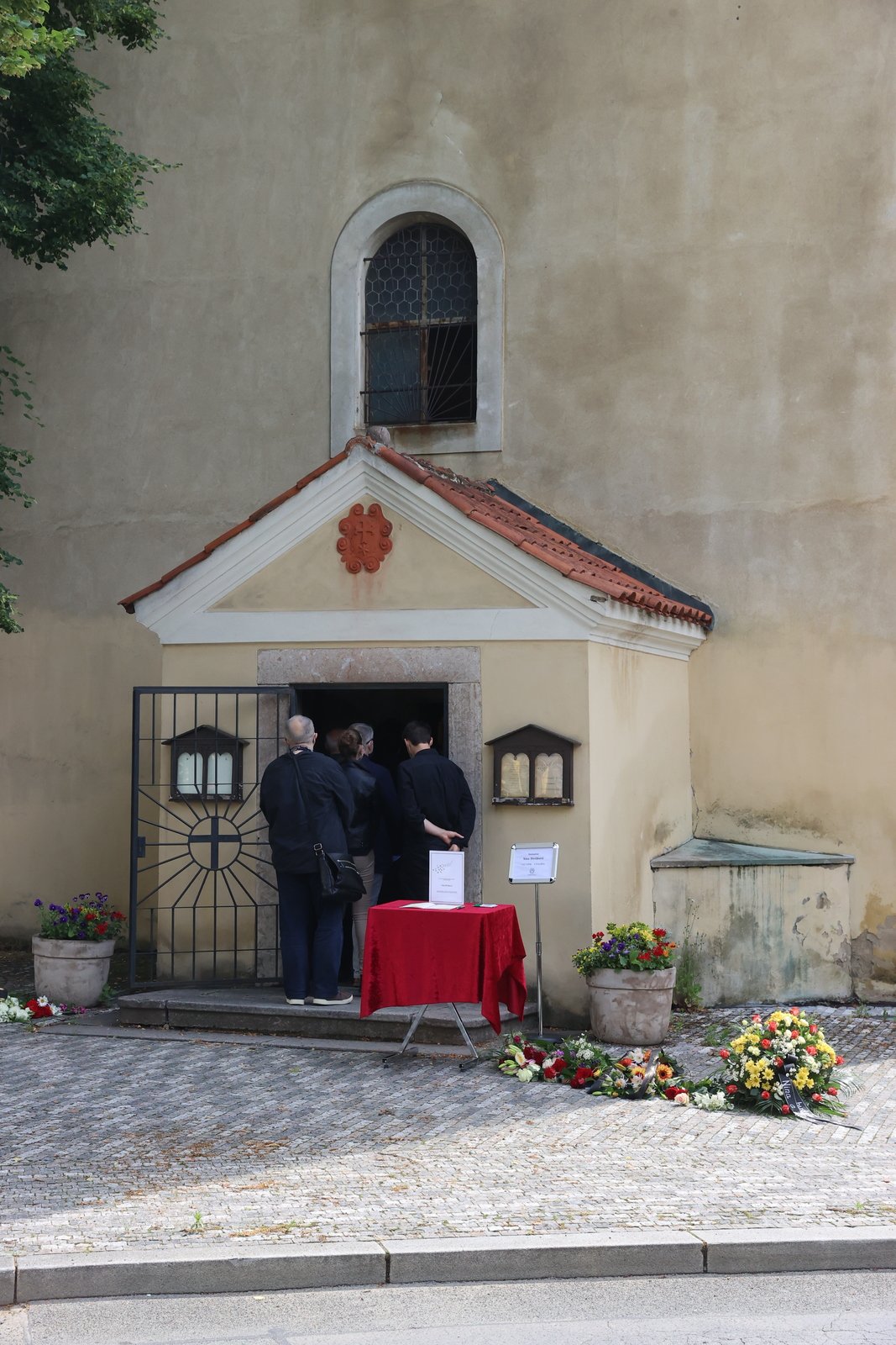 Smuteční hosté se do kostelíka sotva vešli