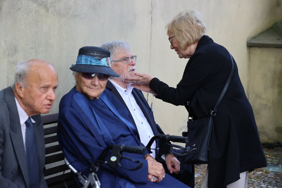 Jan Kačer přijímal kondolence pod stromem na lavičce