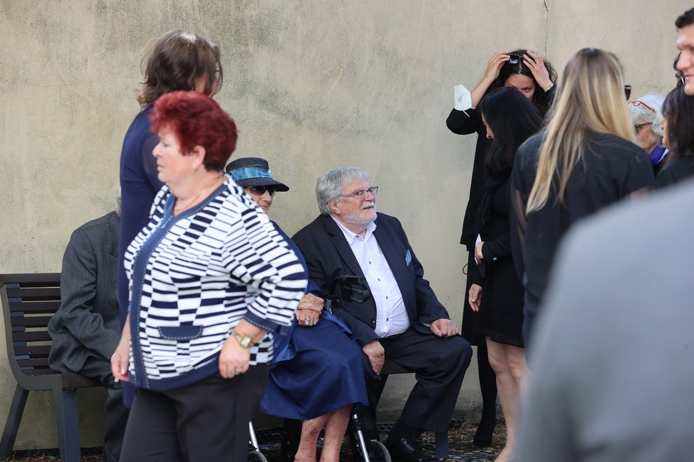 Jan Kačer přijímal kondolence pod stromem na lavičce
