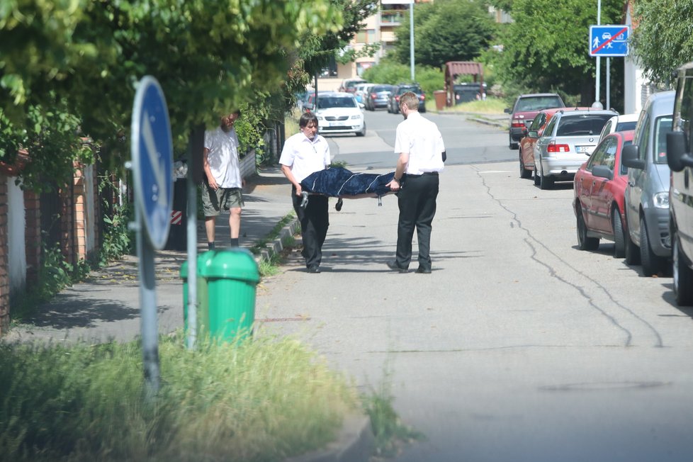 Pohřební služba odnáší tělo zesnulé Niny Divíškové