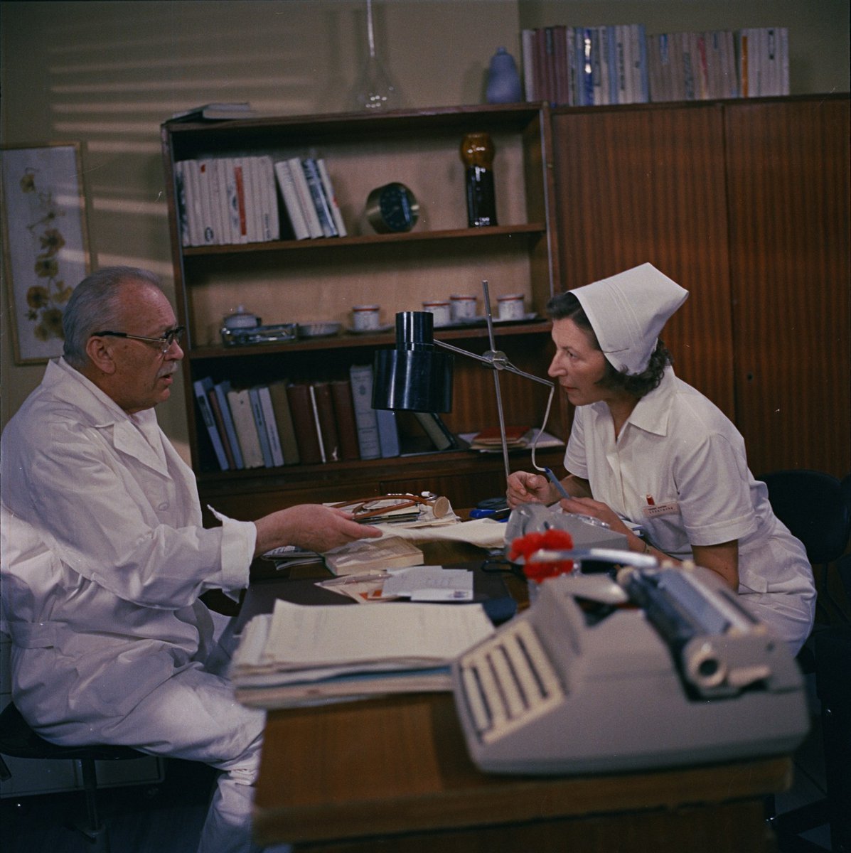 Popelíková v unikátním záběru z »Nemocnice« s Karlem Högerem, který během natáčení zemřel a jeho scény se pak přetáčely s Ladislavem Chudíkem.