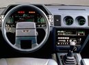 Před dvouramenným volantem a na středovém panelu měl Nissan 300ZX řadu digitálních ukazatelů a ovladačů.