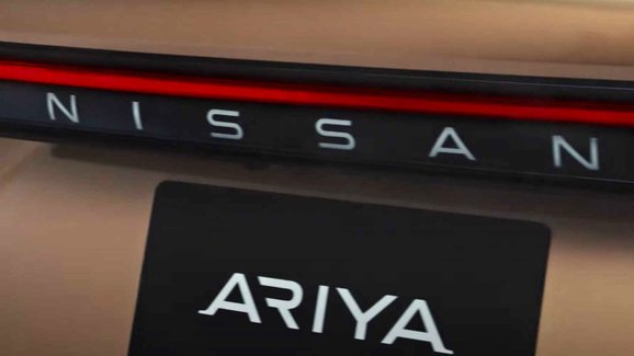 Elektrický crossover Nissan Ariya poodhaluje nové produkční detaily
