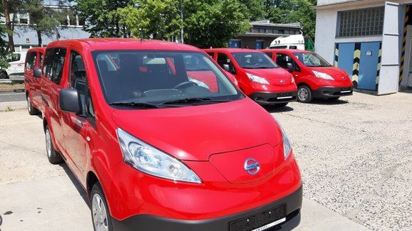 Deset elektromobilů Nissan e-NV200 Evalia zamířilo do služeb DPP 