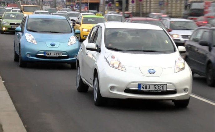 Video: Test dvou Nissanů Leaf. Dojede novější dál?