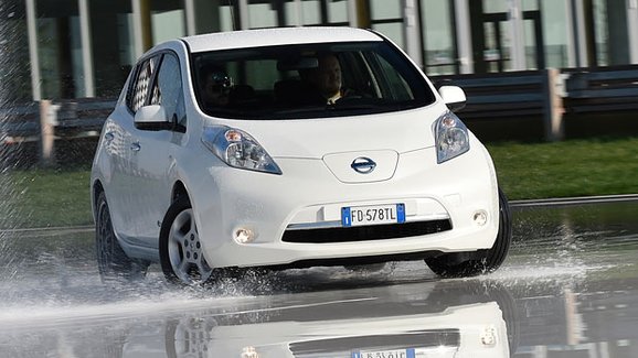 TEST Driftovali jsme s Nissanem Leaf! Blbost? Jenom se podívejte!