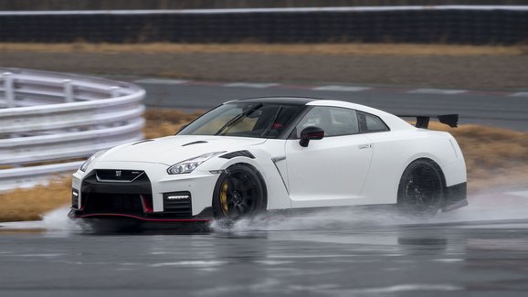 Nissan oslavuje výročí modelu GT-R a zároveň přiostřil GT-R Nismo 