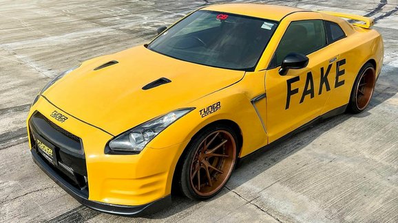 Replika Nissanu GT-R s nápisem fake má s originálem překvapivě dost společného 