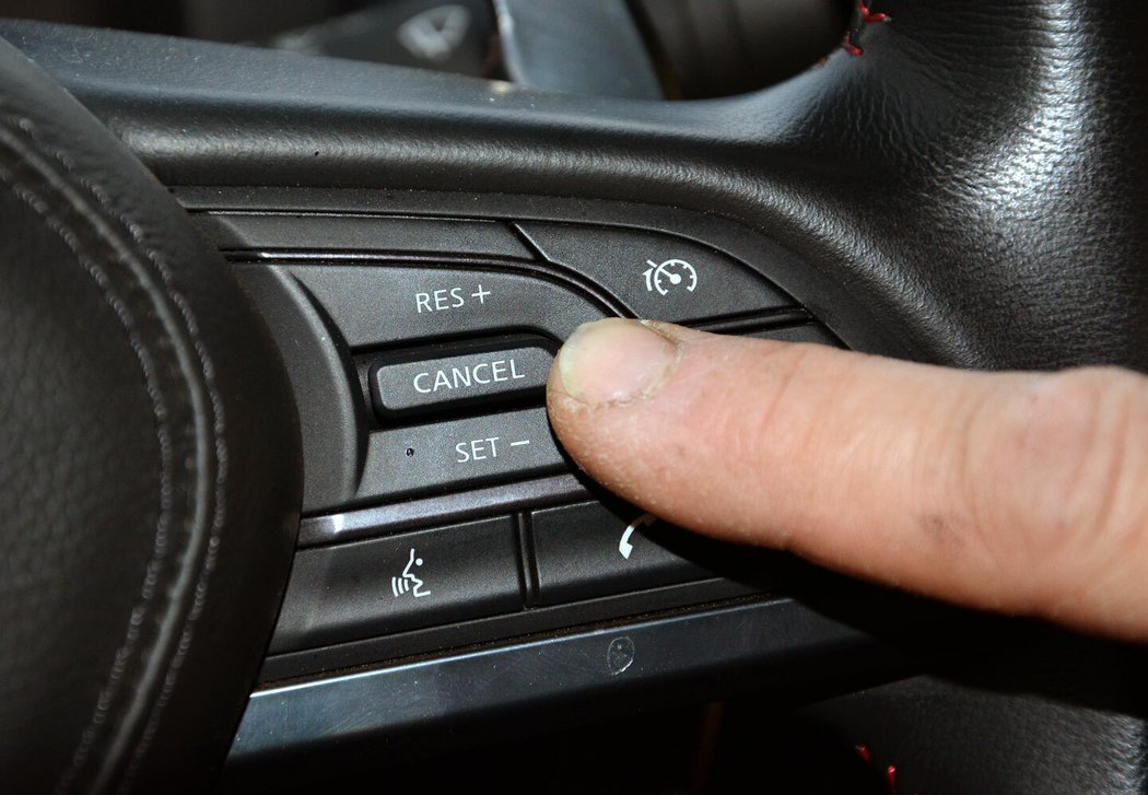 Přepínat mapy motoru u vozů upravených v Toprun GT-R lze i tlačítkem Cancel na volantu. Kterou jste si „vylosovali“, ukáže otáčkoměr.