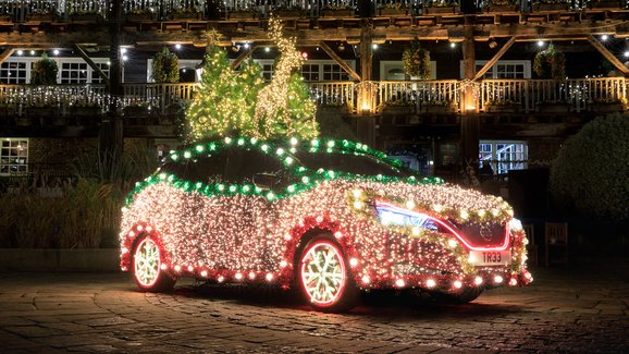 Nissan má nové využití pro Leaf. Elektromobil proměnil ve vánoční stromek  