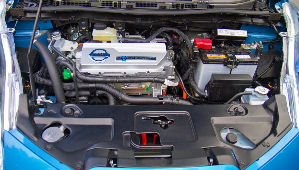 Auta vyrobená před dubnem 2013 se nejlépe poznají podle odlišného uspořádání komponent v motorovém prostoru. S tím jsou spojené umístění palubní nabíječky vzadu na úkor kufru a problematičtější první generace 24kWh baterie s odlišným zapojením.