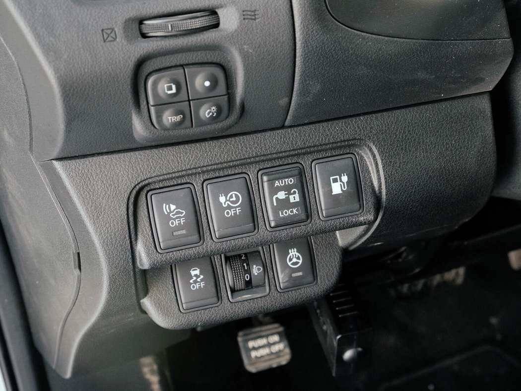 Vlevo od volantu je ovládání palubního počítače a funkce převážně spojené s nabíjením. Při výběru ojetiny je dobré zkontrolovat, zda zde nechybí tlačítko pro vyhřívaný volant.