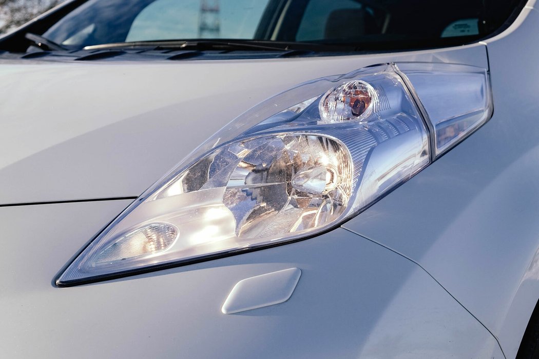 Jakkoli je samotný světlomet velký (a drahý jako náhradní díl), auto svítí mimořádně špatně. Dobře svítí jen nejvyšší výbava s refl ektory LED.