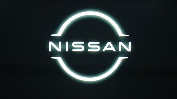 Nissan představil nové logo, design následuje konkurenci