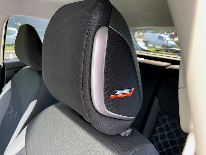 Příplatkový audiosystém Bose s přidanými reproduktory v řidičově hlavové opěrce polahodí hlavně řidiči, protože na vedlejším sedadle se už kouzlo hutného prostorového zvuku vytrácí