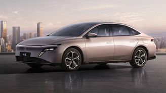 Nissan hledá spásu ve dvou nových sedanech. Přijdou ještě letos Nissan hledá spásu ve dvou nových sedanech. Přijdou ještě letos