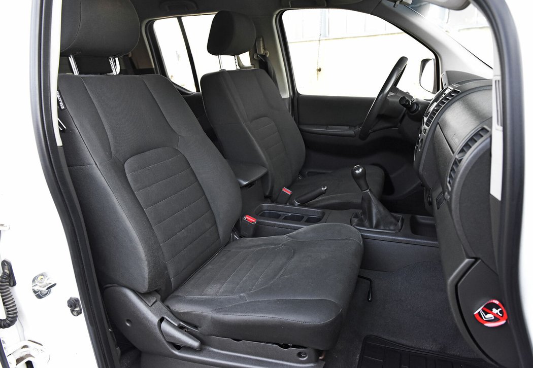 Čtyřdveřová kabina nabídne spoustu místa i na zadních sedačkách, komfortu běžných SUV ale nedosahuje